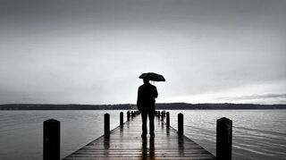 <p>Ein Mann steht mit einem Regenschirm auf einem Steg am Starnberger See in Bayern. Laut der Weltgesundheitsorganisation werden Depressionen 2020 die zweithäufigste Erkrankung sein.</p>