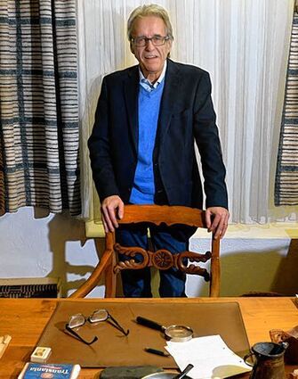 <p>Klaus Kufeld, Geschäftsführer der Bloch-Stiftung, in seinem Büro.</p>