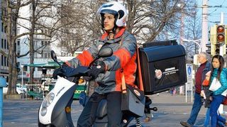 <p>Ein Fahrer von Burger King unterwegs in der Mannheimer Innenstadt. Die Box mit dem Essen ist beheizt.</p>