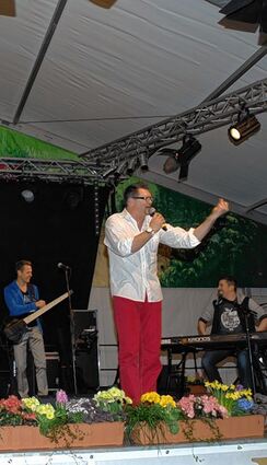<p>Joe Whitney und seine Band bringen auf der Jubiläumsparty der Baseballer das Festzelt zum Kochen.</p>
