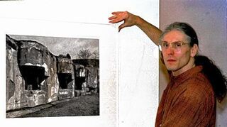 <p>Martin Blume im Jahr 2000 in der Scharpf-Galerie.</p>
