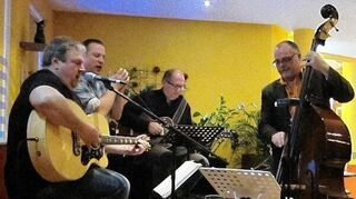 <p>Offene Bühne im "ates-Hotel" (v.l.): Tom Matthes, Tom Kunzmann, Eberhard Petri und Adrian Steier-Berz mit ihrer Hommage an Elvis Presley.</p>