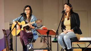 <p>Das "Sonah"-Duo Tamara Olorga und Arina Tara begeisterte mit eigenen Liedern in der Matthäuskirche.</p>