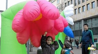 <p>Die "Flower-Magic"-Attraktionen auf dem Ludwigs- und Rathausplatz bereiteten besonders den Kleinen viel Spaß und vertrieben den Winter.</p>