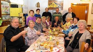 <p>Elfriede Cornelius-Ruh und ihre Schwester Gerlinde Leibold (hinten links) verabschieden ihren Stammtisch.</p>