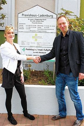<p>Hilfe für Diabetiker: Podologin Jasmin Retzbach und Dr. Florian Feier.</p>