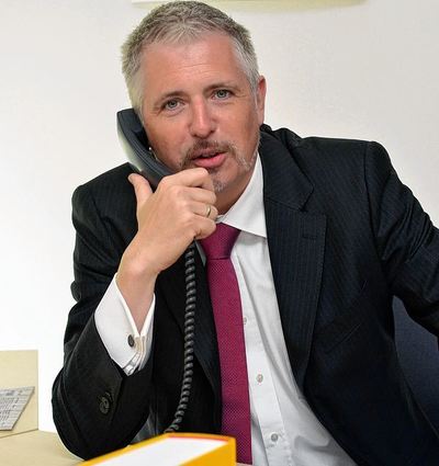 <p>Börsenexperte und Buchautor Dirk Müller, 46, bei der Telefonaktion. Müller ist in Reilingen bei Hockenheim aufgewachsen und lebt bis heute dort. Ein Jobangebot in London hatte er einst ausgeschlagen, um in der Region bleiben zu können.</p>