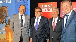 <p>Gut gelaunt beim Empfang zum Maimarkt-Turnier im Reitstadion: Björn Jansen, Hugo Müller-Vogg, Peter Hofmann und Peter Kurz (v. l.).</p>