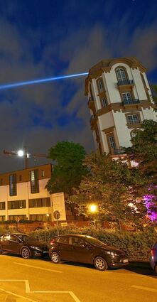 <p>Ein Lichterinstallation sollte auf dem Sternwarte-Fest an den "Mannheimer Meridian" erinnern. Bis zum Industriehafen soll man den Strahl gesehen haben.</p>