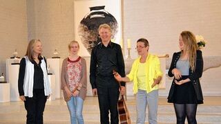 <p>Die "inselART"-Ausstellung in der Kirche mit (von links) Janne Heisel , Marlene Edler, Andreas Wendolsky, Dagmar Klopsch-Güntner und Laura Brandt.</p>