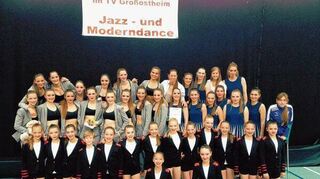 <p>Erfolgreiche Nachwuchstänzer: "Piccola" (hinten links, graue Anzüge), "At leisure" (hinten rechts, in dunkelblau) und "Coco" (vorn, in schwarz-rot).</p>