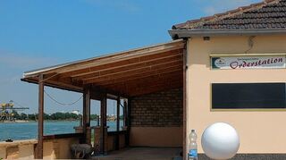 <p>Ein geschichtsträchtiger Ort im Umbruch: Seit Monaten steht die "Orderstation" am Rheinufer leer.</p>