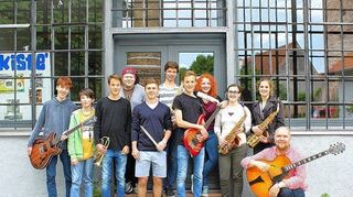 <p>Der Gitarrist Marcus Armani (r. hockend) und das von ihm 2014 gegründete Jugendjazzensemble Ladenburg proben dienstags ab 19.45 Uhr im Jugend- und Kulturzentrum "Kiste". Gesucht werden noch 14- bis 17-Jährige mit Tenorsaxofon oder Posaune.</p>