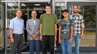<p>Moritz Averbeck (Mitte) und Oliver Peter (rechts daneben) sind in Mathe spitze - und Mark Wohlfart, Thomas Hartmann und Steffen Litzel (v.l.) begeistert.</p>