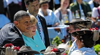 <p>Gut gelaunt: Barack Obama, Angela Merkel und Trachtenträgerinnen in Krün.</p>