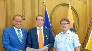 <p>Oberbürgermeister Eckart Würzner (links) überreicht Steven Punt die Verleihungsurkunde. Der Chef der Wasserschutzpolizei, Peter Fischer, gratuliert.</p>