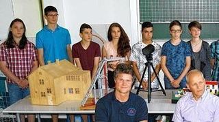 <p>Die Schüler (hinten von links) Einar Löllbach, Marius Theimer, Steffen Dörr, Annika Mantar, Onur Yildiz, Patrick Spies, Julia Grieser und Simon Proß stellten ihre Projekte vor und freuten sich über die Unterzeichnung der Bildungspartnerschaft.</p>