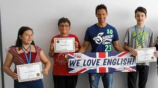 <p>Englisch-Cracks: Marie-Luise Schader, Max Hassanien, Lehrer Arno Lannert, Soeren Fetsch und Julia Rzadkowski (v.l.).</p>