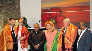 <p>Bischof Dr. Peter Remigius (3.v.l.) und Kinderkrankenhausleiter Dr. Hieronymus Cruz (r.) bringt der Familie Gutperle Geschenke aus Indien.</p>