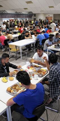 <p>Wegen des Fastenmonats Ramadan wird erst ab 21.45 Uhr gegessen.</p>