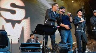 <p>Söhne (und Fans) so weit das Auge reicht (von links): Bassist Robbee Mariano, DJ Billy Davis und die Sängerschar Claus Eisenmann, Rolf Stahlhofen, Dominic Sanz, Michael Klimas, Tino Oac, Henning Wehland und Xavier Naidoo.</p>
