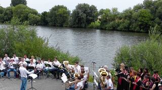 <p>Der evangelische Posaunenchor und der Chor "Friday Upstairs" gaben ein eindrucksvolles Konzert am Neckar unter dem Motto "Down by the Riverside".</p>