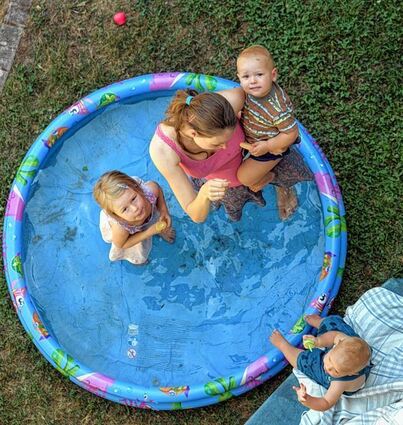 <p>Mutter Steffi mit ihren Kindern Elonore, Erik und Jonas kühlen sich im Planschbecken ab. Die Kinder der Freiburger Familie werden zuhause betreut.</p>