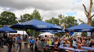 <p>"Livin Desert" eroberten mit ihrer anspruchsvollen Musik Ohren und Herzen der Besucher. Nachdem der Regen aufgehört hatte, füllten sich die Bänke auf dem Pestalozzi-Schulhof.</p>