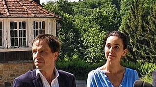 <p>Marcus Halfen-Kieper und Sonya Mayoufi vor der OSO.</p>