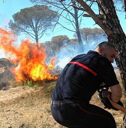 <p>Die Feuerwehr kämpft bei Fréjus, Süd-frankreich, gegen die Flammen.</p>