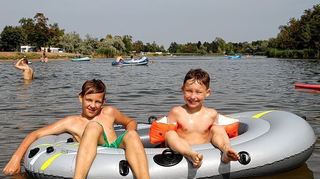 <p>Genießen die Bootstour auf dem Almensee in Bad Dürkheim (von links): Dustin und Julian.</p>