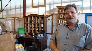 <p>Unternehmer Jürgen Stuber vor Möbeln aus Haushaltsauflösungen.</p>