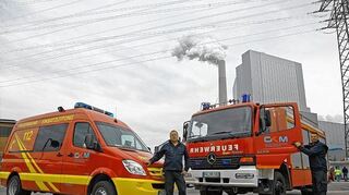 <p>Mit modernen Fahrzeugen vor dem neuen Block neun: Stefan Huber, Kommandant der GKM-Werkfeuerwehr (l.). und Stellvertreter Kai Mötschl.</p>