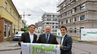 <p>GGH-Geschäftsführer Peter Bresinski (v.l.), Erster Bürgermeister Bernd Stadel und Projektleiter Sebastian Streckel zwischen Altbestand (l.) und Neubau (r.).</p>