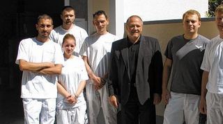 <p>Vorarbeiter Deniz Kurt, die Junggesellen Konstantin Birkle, Jessica Mäurer und Markus Mundt, Geschäftsführer Herbert Mrosk, Junggeselle Viktor Tautfest, Malermeister Konrad Gutfleisch (v.li.n.re.)</p>
