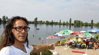 <p>Manuel Rivilla am von ihm aufgeschütteten Strand am Begütenweiher. Er hat das Areal ums "Baggerhäusel" dort erworben und fühlt sich bei seine Änderungswünschen durch Auflagen der Stadt ausgebremst.</p>