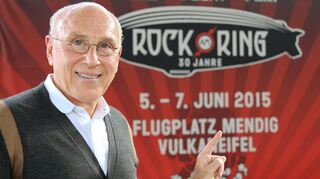 <p>Konzertveranstalter Marek Lieberberg vor einem Plakat zum diesjährigen "Rock am Ring".</p>