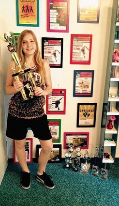 <p>Sarah Meyer mit dem Pokal, den sie als Europameisterin erhielt.</p>