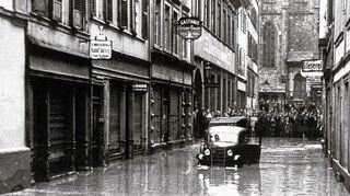 <p>So sah es am 30. Dezember 1947 in der Steingasse in der Altstadt aus. Im Hintergrund ist die Heiliggeistkirche am Marktplatz zu sehen.</p>