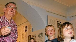 <p>Gebannte Blicke in die Stadtgeschichte: Heimatbund-Chef Dr. Meinhard Georg führte die Ferienspaß-Kinder bei der "Museumsrallye" an.</p>
