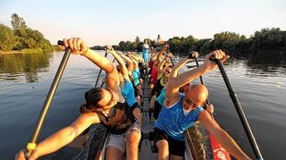<p>Im Drachenboot heißt es kräftig ziehen: Starke Männer pflügen sich durch das Wasser des Neckars.</p>