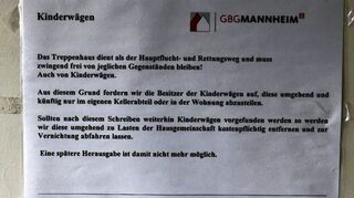 <p>Blick in das Treppenhaus in der Neckarstadt mit dem Kinderwagen und darunter der Aushang, der für viel Verärgerung sorgte.</p>