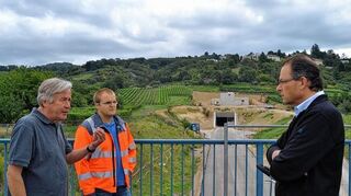 <p>Gespräch im Angesicht des Tunnel-Eingangs: MdL Wacker (r.) mit Peter Siepe (l.) vom RP und Bauleiter Staudacker.</p>
