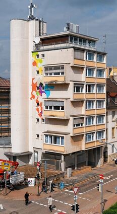 <p>Das ehemalige Hotel Metropol bei der alten Feuerwache dient als "Leinwand" für Adrian Falkner alias Smash 137 (rechts oben). Der Künstler aus Basel gestaltet eine der insgesamt acht Fassaden in der Stadt.</p>
