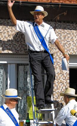<p>Kerbevadder Karl-Peter Bitsch wird am Montag zur Howwemer Kerb wieder auf die Leiter steigen und verbale Spitzen verteilen.</p>