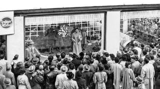<p>Modenschauen im Schaufenster sind in den Nachkriegstagen eine Sensation.</p>