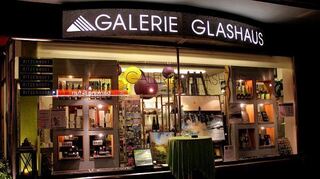 <p>Das Schaufenster der Galerie Glashaus macht neugierig, was sich dahinter verbirgt.</p>