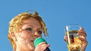 <p>Als Deutsche Weinkönigin eröffnete Janina Huhn den Wurstmarkt.</p>