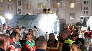 <p>Leitungen verlegen, Feldbetten oder Matratzen schleppen und das meist nachts - Momentaufnahmen aus Benjamin Franklin Village in den letzten Tagen.</p>