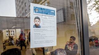 <p>Ein Plakat mit einem Suchaufruf nach dem vierjährigen Flüchtlingsjungen Mohamed in Berlin. Im Fall des seit einer Woche gesuchten Flüchtlingsjungen hat nun eine Mordkommission die Ermittlungen übernommen.</p>